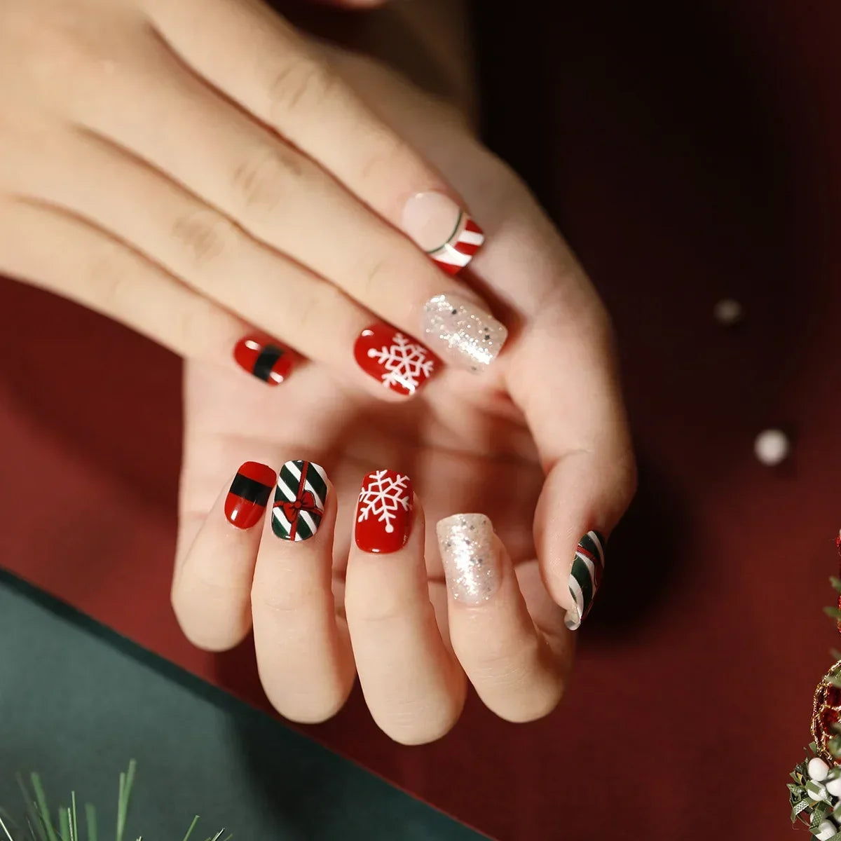 Gold Powder Christmas Fake Nails – Festive Glitter Press‑On Nail Set for Holiday Parties & Winter Glam